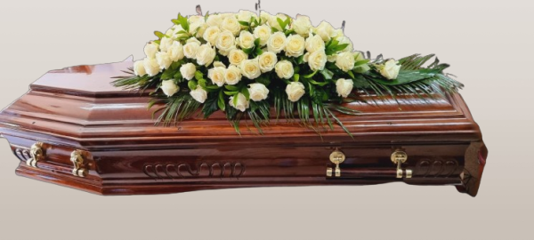 Aranjament funerar pentru capac sicriu cu verdeață olandeză și trandafiri albi – 140–150 cm