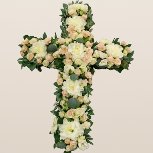 Aranjament funerar în formă de cruce cu trandafiri albi, lisianthus și verdeață – 40–50 cm