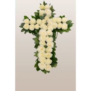 Aranjament funerar în formă de cruce cu trandafiri albi și verdeață – 40–50 cm